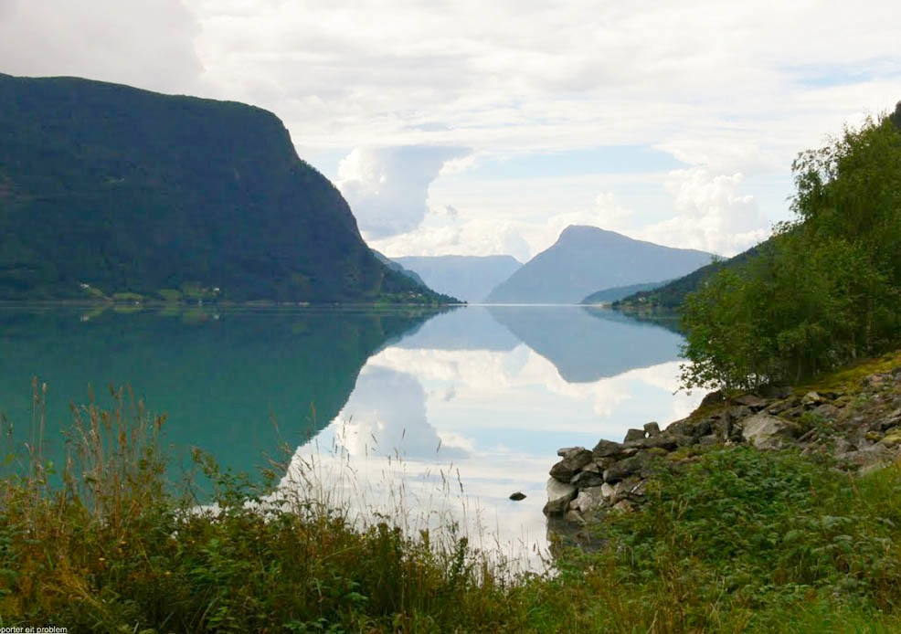 Heimover Lusterfjorden Molden i bakgrunnen