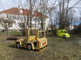 Våren 2015: Nye lekebiler - lastebil og ambulanse :-)