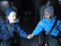 Barna knyter venskap i bussen