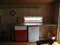Kjøkkenkrok i 16m2 hytten. Du kan finne panner og annet kjøkkenutstyr i felleskjøkkenet.