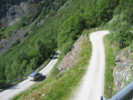 Den smale bratte veien opp mot Hjølmoberget, et naturlig utgangspunkt for turer til Viveli eller Berakupen, samt lengre turer innover Hardangervidda.