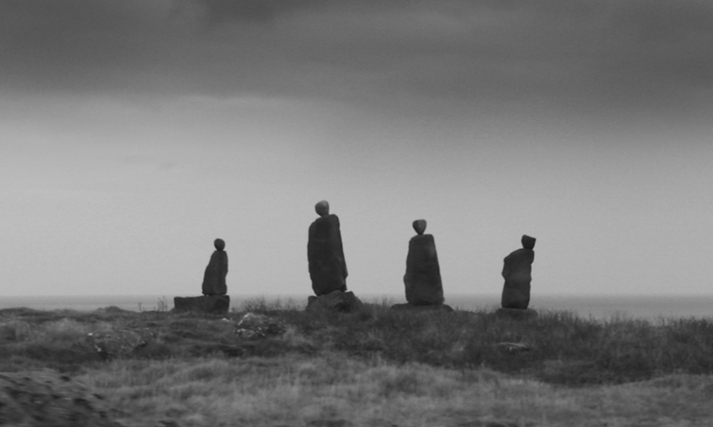 Flere plasser kunne man se steiner som var satt oppå hverandre som symboliserte mennesket. 
Foto Geir Lundli
