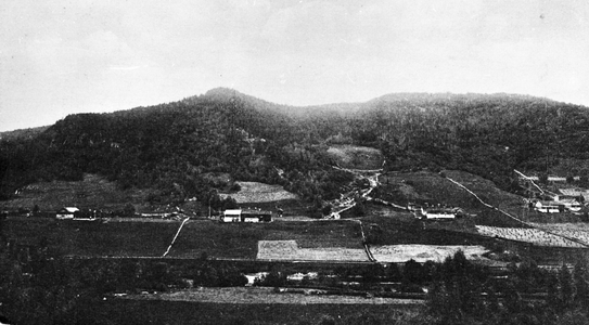 REF-0505 Flågrenda ca 1915-20.Flågrenda fotografert frå høgdene på andre sida av elva.