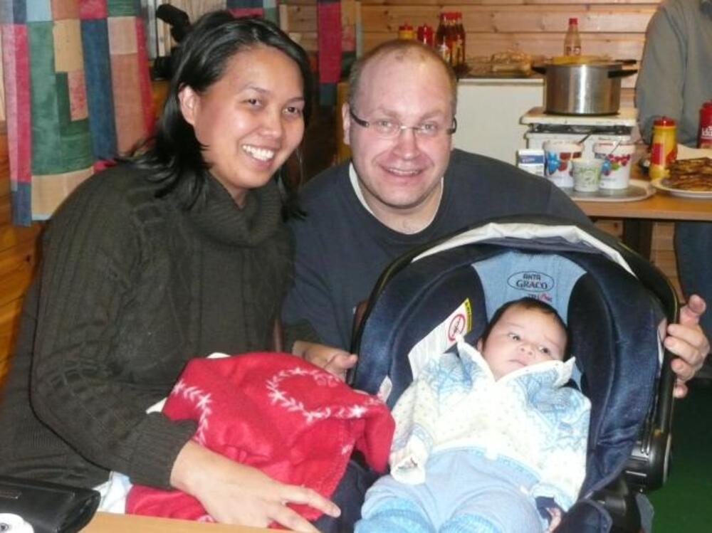 Stolte foreldre med bygdas yngste.