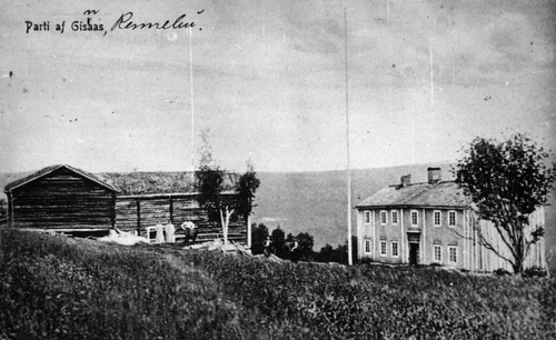 REF-0014 Gisnås ca 1910  Gardstun, fem personer