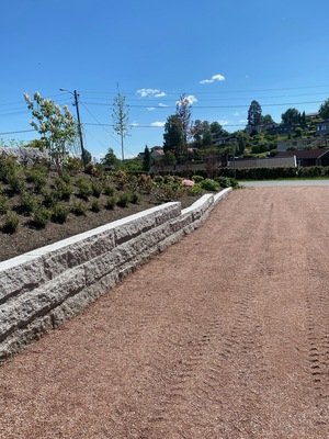 Grå granitt skjært i bunn og topp med plantefelt i Asker.