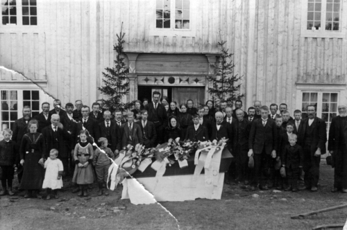 REF-0815 Gisnås-Deropp 1950 Begravelse etter Sivert Gisnås. Kista og gravferdsdeltakerne foran hoveddøra.