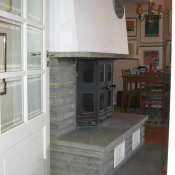 44 - Pusset hjørnepeis med rettvinklet sokkel