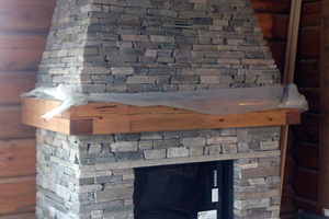 Brunner peisinnsats med tørrmur