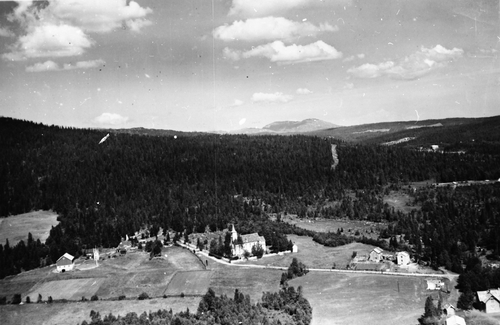 REF-0250  Berkåk 1953.
Berkåk kyrkje i sentrum av bildet.