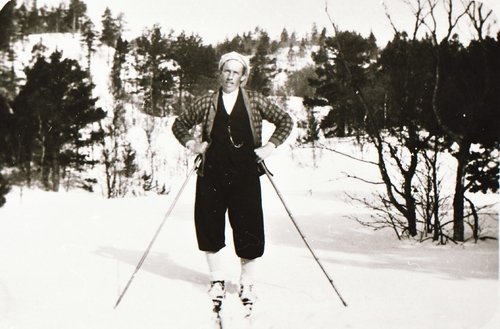 REF-0439. Leverdalen Nerskogen Rennebu.
Ingebrigt M. Voll på ski mot Moastuggu. Ref REF-0438 og REF-0440