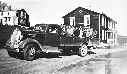REF-0235     Grindal 1930-åra.
 På tur  med Fargo lastebil og trebenker.
Sjåfør er Lars eller Erik Gårdsvold.