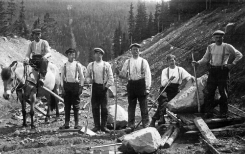 REF-0805  Rønningen ved Ulsberg, jernbaneanlegget. Fv:Fredrik Halgunset, Torvald Rønning, Mikkel Sundset, Ola Halgunset, ukjent, ukjent.