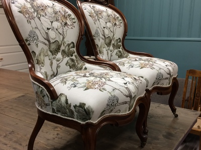 ETTER: Nydelige lenestoler trukket i et blomstret linstoff fra Mulberry. Setet er stoppet om. 