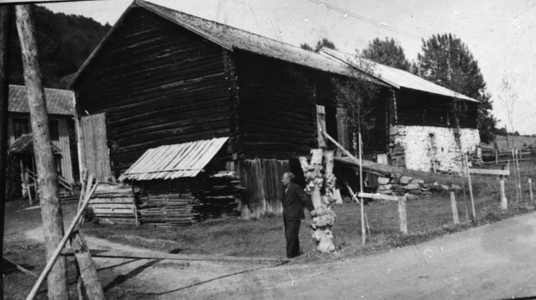 REF-0017  Grindalsjelan,Grindal.
Ola Monset framfor trøskarlåven.