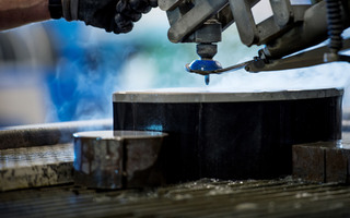 VI SKJÆRER ALT MED VANN!
Norsk Vannskjæring AS kan hjelpe deg fra ide til ferdig produkt. Vi kan vannskjære nær sagt alle former og fasonger, og det med vann.