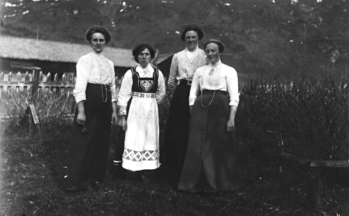 REF-0327 Hårstadgrenda, Voll 1914.
Fire festkledde kvinner. F.v. Margit Hårstad, Marit T. Voll, Anna Hårstadhagen, Kristine Hårstad. Bildet er teke den dagen Marit utvandra til Amerika, ho kom aldri meir tilbake til Hårstad.