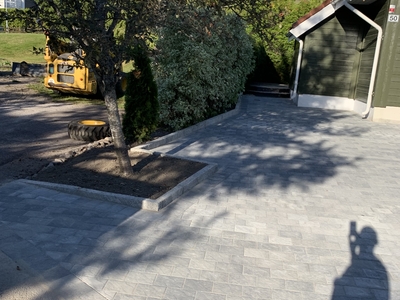 Asak belegg Reliff og granitt kantstein