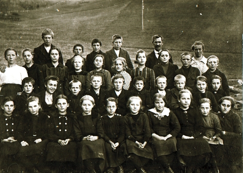 REF-0487 Stamnan ca 1920. Elevar ved Refshus skule saman med lærarane  Ingeborg Flatmo og Anders Sunde.