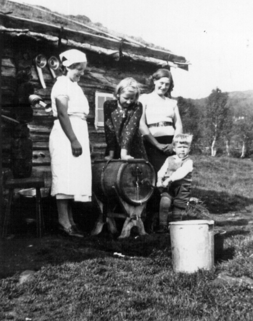 REF-0787 Hovengsætra ca 1938. Kinning av smør. Fv: Lina Voll, barnepike, Marit Uvsløkk, Ola Voll.