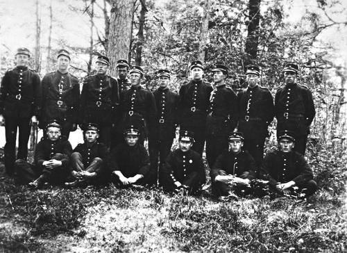 REF-0310 Værnes Stjørdal Forsvar 1923 Soldatar i uniform
Bak nr 4 f .v.: Tore Berg