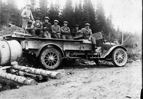 REF-0523 Havdal ca 1935.
'Rød-bilen' på Rennebuskogen, her som lastebil uten tak.
På bilen f.v. Mikkel Brattsetegga, Engel P. Brattset, Hamon Angell, Olaf Sletten, Even Krokan, Mikkel Sundset (sjåfør), Ola E. Brattset.