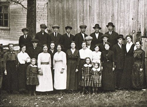 REF-0403 Herrem/ Vold 1917.
2.dagen i bryllaupet til Anders Krovold og Marit Holiløkk. Brudepar og gjester i tunet på Krovold.