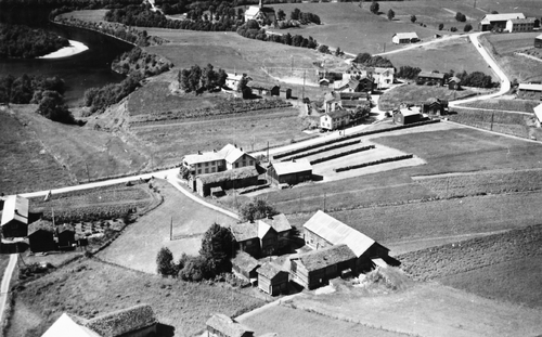 REF-0247   Voll  1953.
Sentrum av Vollagrenda med Rennebu Hovudkyrkje i bakgrunnen.
Midt i bildet ligger Nerbakken- gammelheim 1915-1951 og postkontor til 1987.