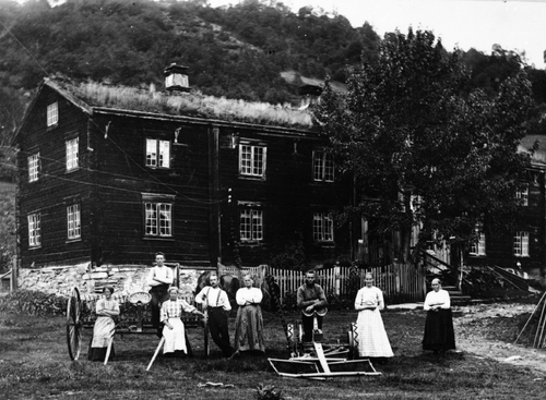 REF-0081 Grindalsjelan, 1912 Onnafolket
Fv.: Marit Arntsen, Nils A. Nordbø, lngeborg S. Grendahl, Nils E. Grendahl, 
Karen Hoem (Byåsen), Anders Nordbø, Jodda E. Nordbø, Ingeborg N. Grendahl,  