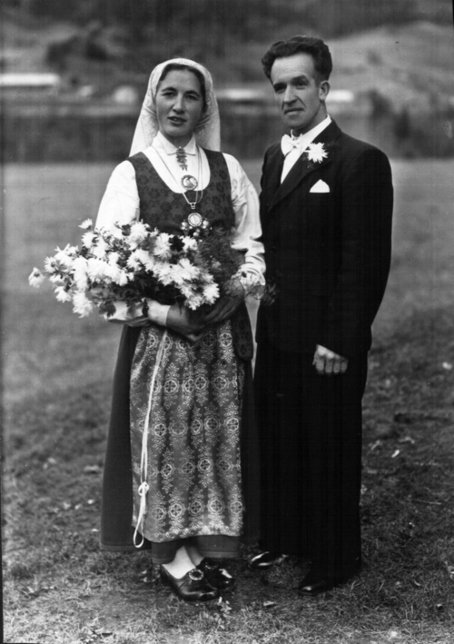 REF-0781 Brudebilde Ragna og Georg Uvsløkk. 1946