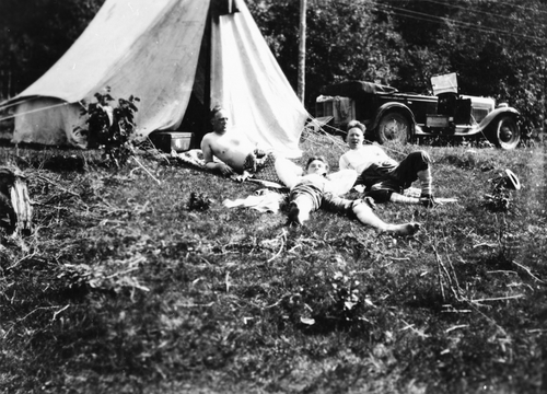REF-0236  ca 1930.
Campingtur med åpen bil og piktelt.
I teltåpninga bileigar og sjåfør,lærar Anders Grut.