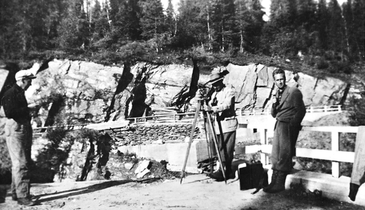 REF-0509 Innset 1940 ?.Vegarbeid og oppmåling, truleg ved Hyttebrua på Innset. Personane ukjente. Fotografen Bjarne Bakk arbeidet der i 1940.