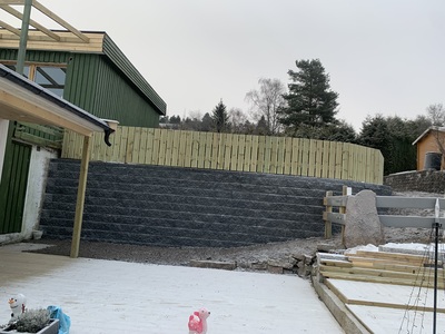 Mur med gjerde på toppen