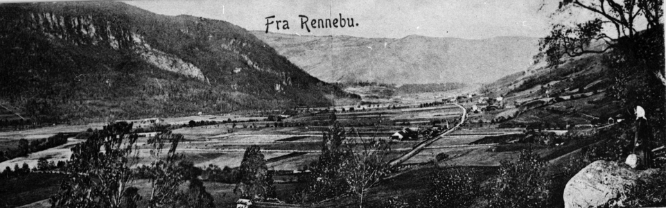 REF-0095 Refshus, Stamnan ca 1905
Gardsbruka er: 'Utpå Jærom' på Gunnes (andre sid.a av elva), Skjerve,
Meslo, Refshus og Sågåstad (Iangs vegen).
I bakgr.: Vassetberget (t.v.) og Holslia.