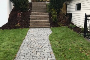 Hage i Drammen med brostein, renovert granitt trapp og treverk.