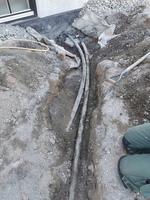 Vannrøret til bane 1 ble lagt litt om, og ny slange trukket gjennom.