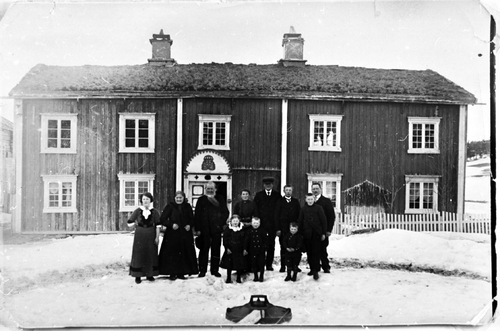 REF-0176 Oppistu Holthe Innset Rennebu
I forgrunnen ei hestevandring.
F.v.: Maren Næverdal (?), Marit og Tore Holthe, Juditte og Ole Holthe, Trygve H
Holthe, Krister Holthe.
Barna foran: Marit, Johannes, John og Øystein.