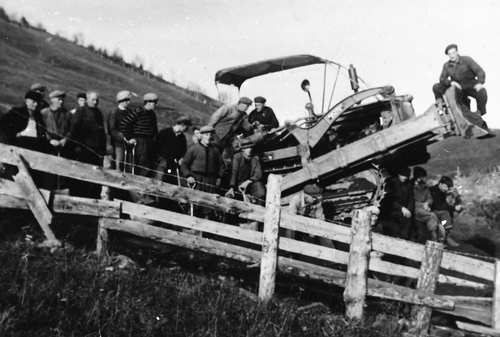 REF-0262 Bygging av Liabakkvegen, Lien Rennebu Hoelsjåren
Fra V: Nils Øverland, Tor Skjerve, ukjent, Ingebrigt Rokkones, Ingvar Skjerve, Anders Stavnebrekk, Jon Lien, Anders Lien, Ola E. Lien, maskinkjørar, Ola I. Bakk, 3 ukjente under skjæret, Anders O. Lien