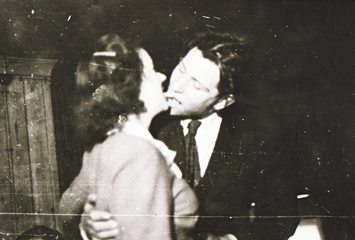 REF-0432. Hårstad Voll Rennebu 1951.
Bryllaup på Utstuggu Hårstad - stabbdans. Andre dagen. Ein hoggstabbe
der eit par som 'flaksa saman' skulle bite mus med bakels eller kaku og drikke eit glas vin. Ref. REF-0430 og REF-0431
