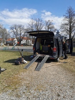 Tennisbanespesialisten foretar vårklargjøring av banene