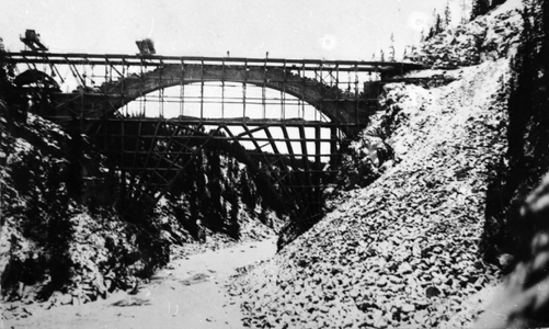 REF-0173A Ulsberg Rennebu ca 1914  0rkla jernbanebru under bygging, rn. stillasjeverk