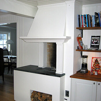 17 - Sokkel inntrukket ned mot gulv, vednisjer med profil (innvendige hjørner).