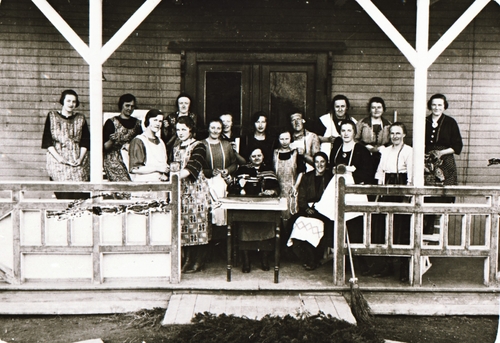REF-0478 Berkåk 1927.
Sykurs på Heimstad Hotell. Deltakarane var frå Rennebu, medan lærarinna kom utanfrå.