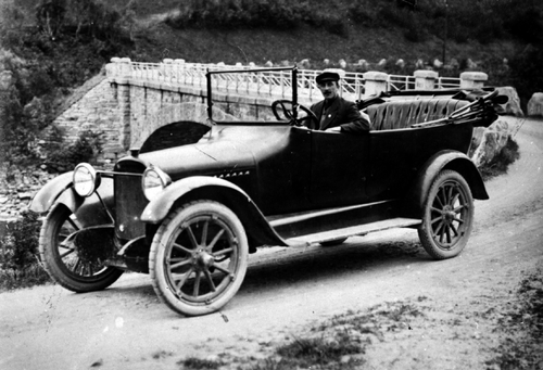 REF-0038  Personbil ved Mærk bru ca 1920.  Rutebilen trafikkerte Orkanger-Berkåk. Sjåfør Nils Pettersen