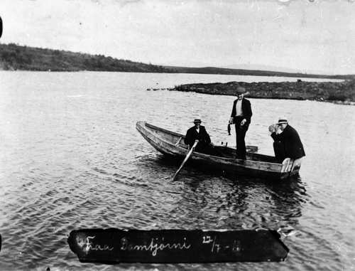 REF-0178       Fiske ved Damtjønna. 

I båten f.v. Nils Nyhus, Ole Ødegård og Ludvig Eithun. 1913