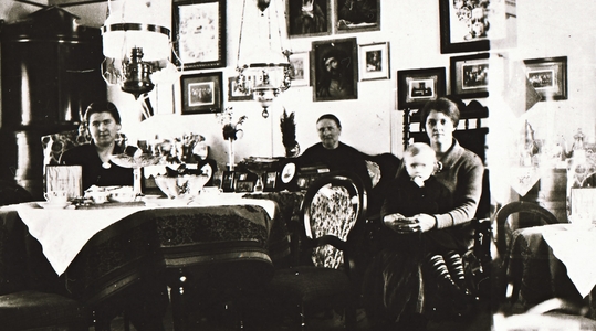 REF-0419. Oppigard Aas, Grindal, Rennebu ca 1924.  Nystuggu på Oppigard Aas.
F.v.: Kari Aas, Ane Aas, Anny Aas og Marit Aas.

På den tid var nystuggu på Aas ei av dei finaste av sitt slag i bygda.