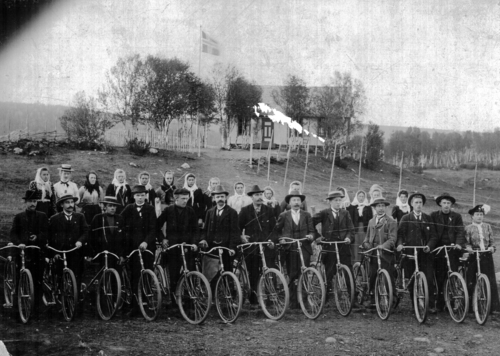 REF-0762 Kvikne. Utflukt til ungdomshus. Sivert Hoel, Arnt Stavne, Even Sugustad, Nils Havdal, Even Meslo, Mikkel Teihagen, P.E. Rise, Brønbo, I. T. Eggan, Anders Skjerve, Engel Skjerve, Ola Flå(Innstuggu).