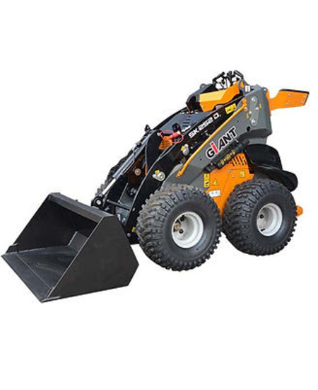 Giant SK201D mini laster
Vekt 795 kg (egenvekt)
Bredde 1090mm, Høyde 1362mm, Lengde 1580mm
Utstyr: Skuffe og pallegaffel
Diesel motor