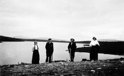 REF-0177 Ved Damtjønna Rennebu
F.v: Sigrid Havdal, ukjent m/ fiskestang, Kristen Lilleinnset m/haglegevær og Kari Austberg