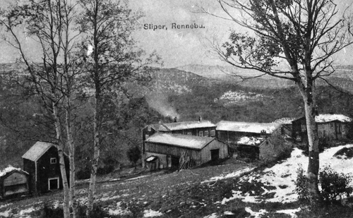 REF-0267 Sliper Slipran Berkåk 1908-10
Vegen går qiennom to hus (skjælet) på begge sider
av tunet ! Dette var den gamle 'almannsvegen'  Berkåk-Flå .